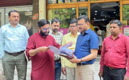 Agra : निजी स्कूल और प्राइवेट किताबों के गठजोड़ के खिलाफ पापा संस्था का जोरदार प्रदर्शन 