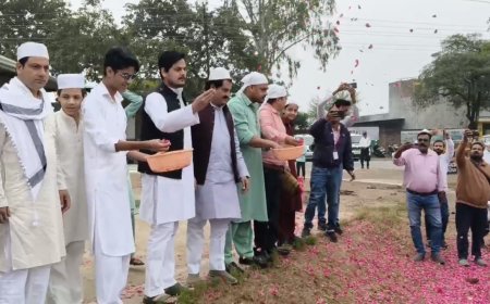 Sambhal : हेलीकॉप्टर नहीं मिला तो जमीन से बरसी फूलों की बारिश, सपा नेताओं ने प्रशासन पर कसा तंज