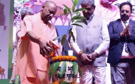 Lucknow : अंतरराष्ट्रीय वन दिवस के अवसर पर राष्ट्रीय वानिकी संवाद के उद्घाटन समारोह में शामिल हुए मुख्यमंत्री योगी आदित्यनाथ 