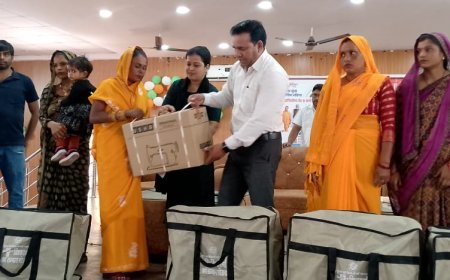 Hardoi : 9 वर्ष पूर्ण होने पर उद्योग विभाग ने युवाओं को स्वरोजगार योजनाओं की जानकारी दी