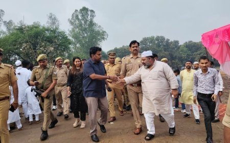 Sitapur : ईद-उल-फितर हर्षोल्लास के साथ मनाई गई, नमाज के बाद अमन-भाईचारे की दुआ मांगी