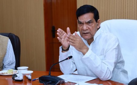 Lucknow : नगरीय निकायों में लघु उद्योगों को बढ़ावा देने हेतु नगर विकास एवं ऊर्जा मंत्री ए के शर्मा ने संगम सभागार में की बैठक