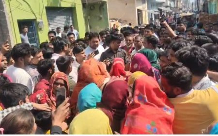 Sambhal : अवैध शराब के शक में बेकाबू भीड़ का कहर: घर पर धावा, मां-बेटे की पिटाई, कई मकानों में तोड़फोड़