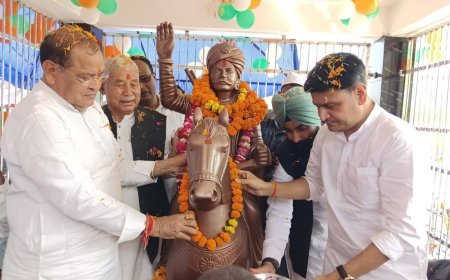 Bajpur : यशपाल आर्य ने ग्राम खम्बारी में राजा जगतदेव महाराज की दिव्य प्रतिमा का अनावरण किया