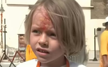 Ayodhya : जर्मनी से आई नन्ही बालिका आंजन्या ने किए रामलला के दर्शन, मंदिर की सुंदरता देख हुई निहाल