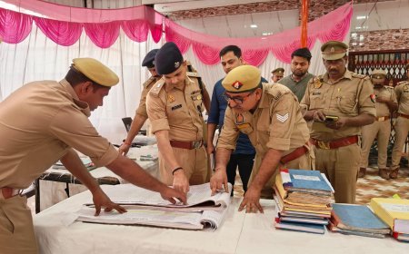 Hardoi : पुलिस अधीक्षक ने संडीला थाने का किया वार्षिक निरीक्षण, पुलिस बल के साथ बाजारों में की पैदल गश्त