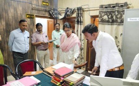 Hardoi : टोडरपुर ब्लॉक का मुख्य विकास अधिकारी सान्या छाबड़ा ने किया औचक निरीक्षण, लापरवाही पर कर्मचारी को नोटिस