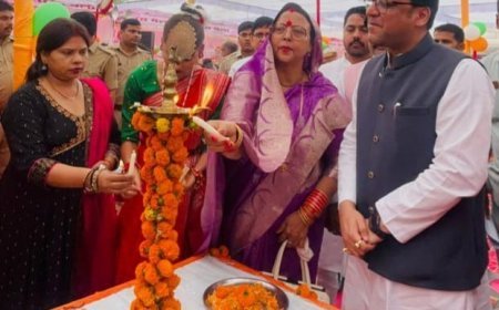 Hardoi : गांधी मैदान में सरस मेला आयोजित, महिलाओं को बांटी सिलाई मशीनें