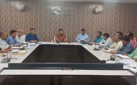 Sitapur : डेटा फीडिंग में लापरवाही पर जिलाधिकारी सख्त, बिसवां ब्लॉक की समीक्षा में दिए सुधार के निर्देश