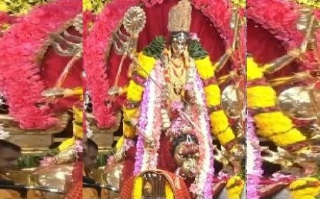 चैत्र नवरात्रि 2026: छतरपुर के श्री आद्या कात्यायनी शक्तिपीठ में सप्तमी की भव्य आरती, श्रद्धा का उमड़ा जनसैलाब। 