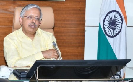 Lucknow : मुख्य सचिव ने VC के माध्यम से प्रदेश के सभी मण्डलायुक्तों एवं जिलाधिकारियों के साथ साप्ताहिक समीक्षा बैठक कर दिए दिशा-निर्देश