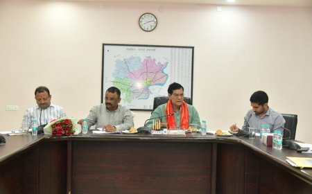 Lucknow : ऊर्जा मंत्री ए.के. शर्मा ने वाराणसी के समग्र विकास को लेकर नगर विकास विभाग के अधिकारियों के साथ की समीक्षा,दिए आवश्यक दिशा निर्देश