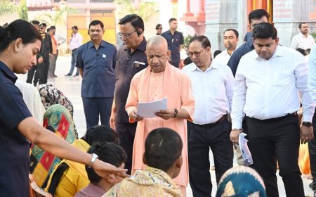 गोरखनाथ मंदिर में जनता दर्शन: सीएम योगी ने 200 लोगों की सुनी फरियाद, त्वरित समाधान के दिए निर्देश।