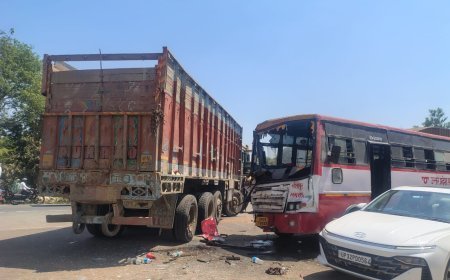 Sitapur : तेज रफ्तार बस और ट्रक की भिड़ंत, 10 यात्री घायल, ओवरटेक के चक्कर में हुआ हादसा