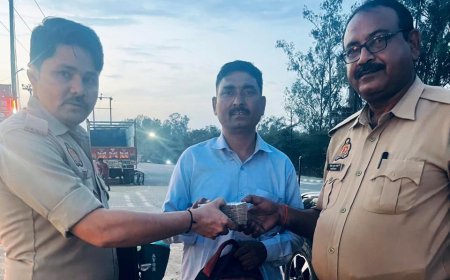 Hardoi : संडीला पुलिस की मिसाल- 50 हजार रुपये से भरा खोया हुआ बैग सुरक्षित लौटाकर जीता जनता का दिल