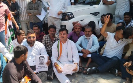 Hathras : युवक की हत्या के आरोपियों की गिरफ्तारी न होने पर आक्रोश, कांग्रेस नेता चंद्रगुप्त विक्रमादित्य पीड़ित परिवार के साथ धरने पर बैठे