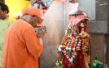 Gorakhpur: महागौरी की पूजा कर मुख्यमंत्री ने किया हवन, लोकमंगल की प्रार्थना की।