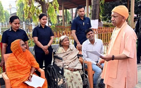 Gorakhpur: जनता दर्शन- दबंगई से जुड़े मामलों पर सीएम योगी आदित्यनाथ ने पुलिस अधिकारियों को दिए निर्देश। 