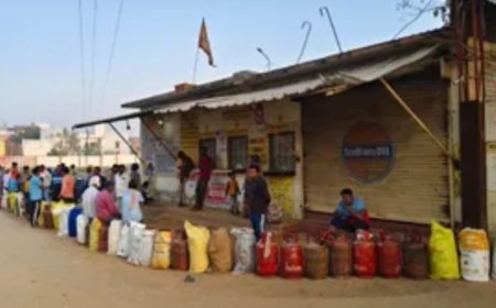 Kushinagar : कुशीनगर में रसोई गैस की भारी किल्लत, एजेंसी पर हंगामा और खुलेआम कालाबाजारी से उपभोक्ता परेशान