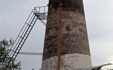 Sitapur : ईंट भट्ठे पर गिरी आकाशीय बिजली, चिमनी को पहुंचा नुकसान और टला बड़ा हादसा