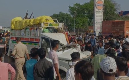 Kaushambi : कौशांबी में भीषण सड़क हादसा- ट्रेलर से टकराई पिकअप, तीन बच्चों समेत आठ की मौत