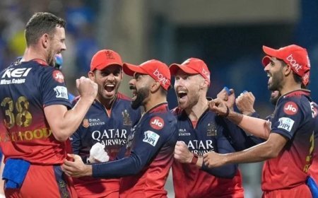 आईपीएल 2026 का भव्य आगाज: चिन्नास्वामी के मैदान पर बेंगलुरु और हैदराबाद के बीच होगी कांटे की टक्कर।