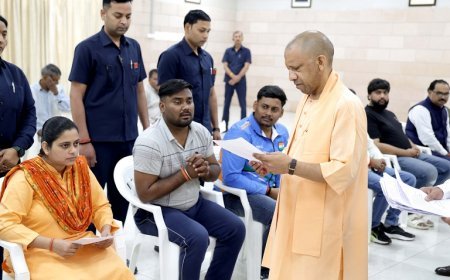 Lucknow: जनता दर्शन- सीएम योगी ने जन समस्याओं का लिया संज्ञान, एक-एक फरियादी से खुद मिले मुख्यमंत्री। 