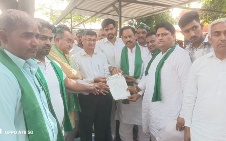 Deoband: बसेड़ा में हाईवे पर पथमार्ग का निर्माण कराने और आरोपियों पर कार्यवाही को लेकर भाकियू संघर्ष ने किया प्रदर्शन। 