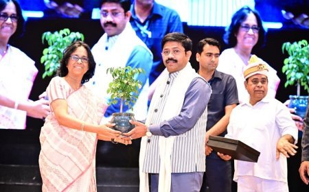 सीएमएस में डिवाइन सेमिनार: मंत्री नन्दी ने प्रतिभाशाली विद्यार्थियों को किया सम्मानित, शिक्षा में नैतिक मूल्यों पर दिया जोर। 