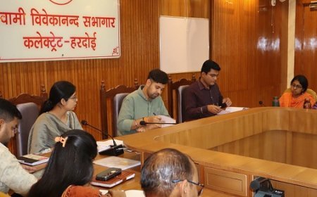 Hardoi: जिलाधिकारी ने की सीएम डैश बोर्ड राजस्व एवं विकास कार्यो की समीक्षा बैठक। 