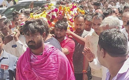 Santkabirnagar : पूर्व विधायक शीतल पांडेय के पुत्र मानवेंद्र 'मन्नू' का निधन, नम आंखों से दी गई अंतिम विदाई