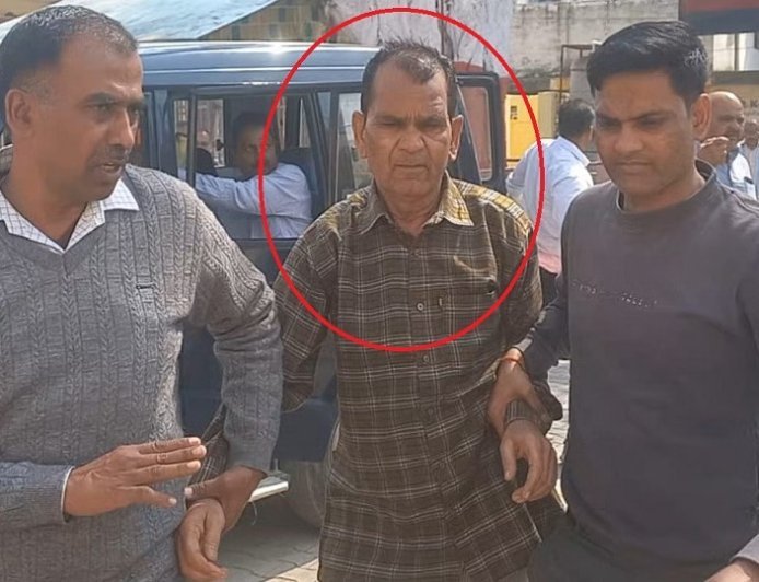 शस्त्र लाइसेंस नवीनीकरण के लिए 15 हजार रुपये की रिश्वत मांगी, रामपुर में एंटी करप्शन टीम ने अमीन को रंगे हाथ घूस लेते पकड़ा