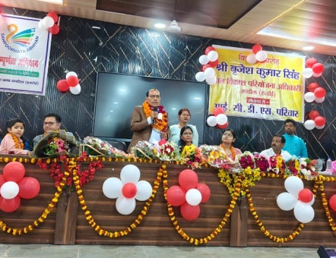 Hardoi: ब्लॉक सभागार में भावभीनी विदाई, बी.के. सिंह हुए सेवानिवृत्त। 