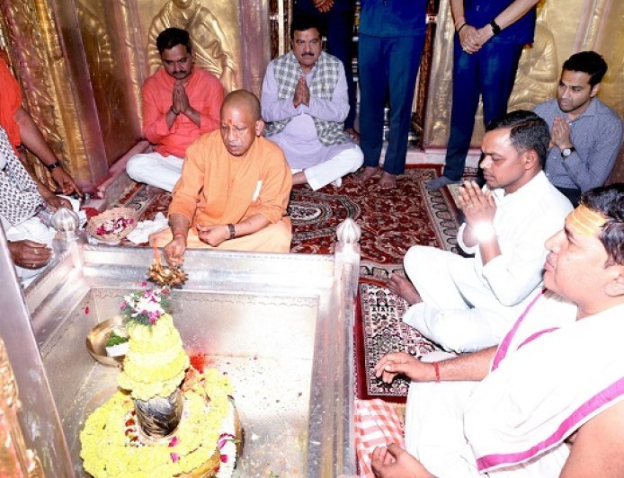 Varanasi: सीएम योगी ने काशी विश्वनाथ धाम में किया पूजन-अर्चन, ‘काशी कोतवाल’ काल भैरव के चरणों में झुकाया शीश। 