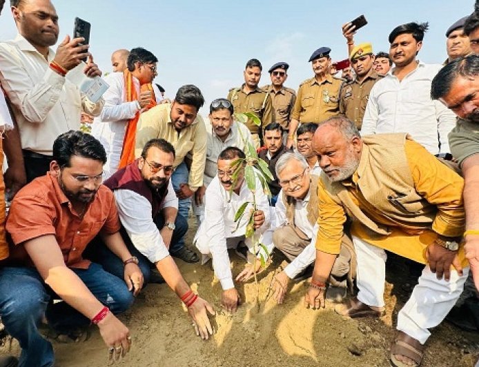 काशी ने रचा इतिहास! सीएम योगी के नेतृत्व में 1 घंटे में 2,51,446 पौधे रोपकर तोड़ा चीन का 8 साल पुराना गिनीज रिकॉर्ड।