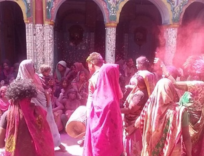 Pilibhit: माधोटांडा की अनोखी होली: एक दिन महिलाओं का एकछत्र राज, पुरुष नतमस्तक। 