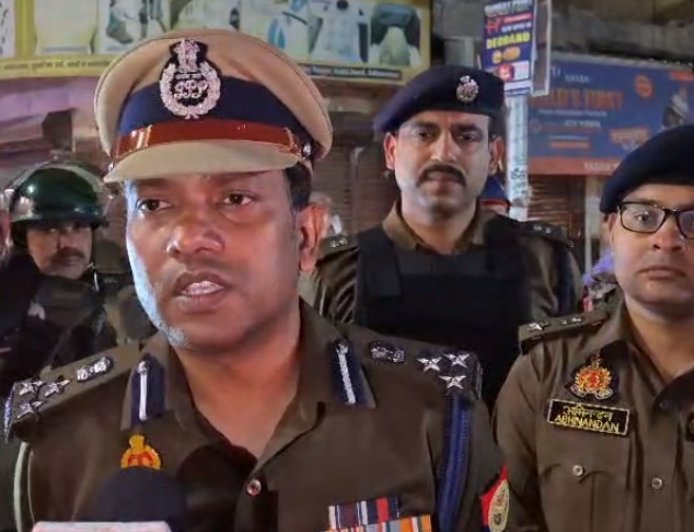 Deoband: होली पर्व को लेकर देवबंद में पुलिस का फ्लैग मार्च, शांति व सौहार्द बनाए रखने की अपील। 