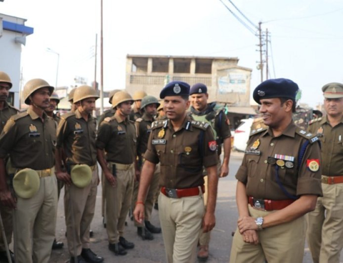 Hathras: होली व रमजान को लेकर शहर में फ्लैग मार्च। 