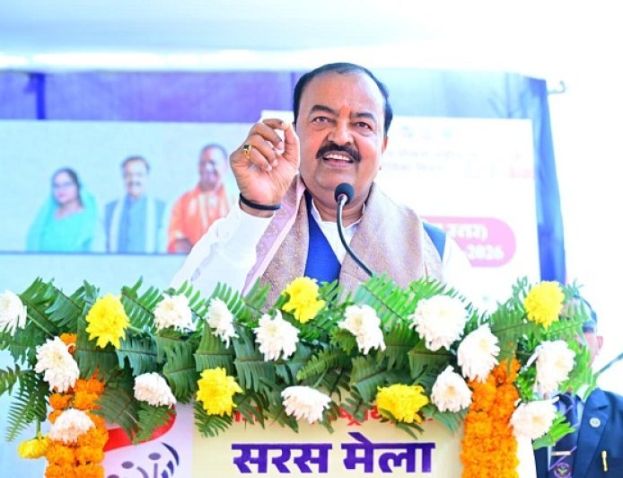 Lucknow: महिलाओं की प्रतिभा से चमका सरस मेला, बोले उपमुख्यमंत्री – ग्रामीण अर्थव्यवस्था की रीढ़ हैं महिलाएं ।