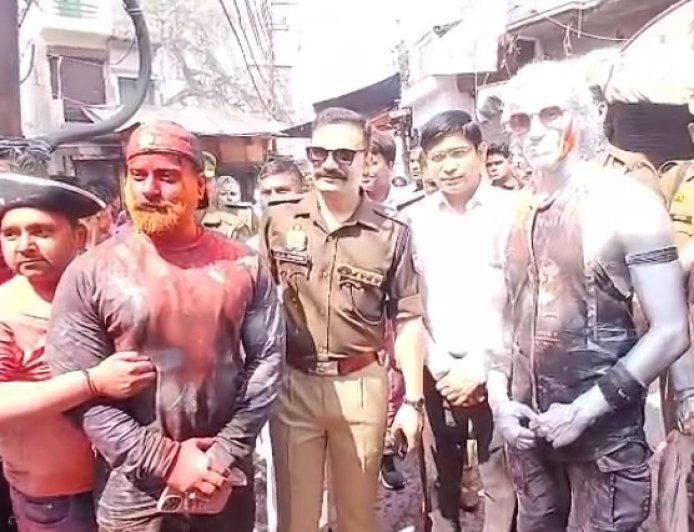 Sambhal: कल्कि नगरी सम्भल में होली की धूम: कहीं अनूठी परंपरा तो कहीं भक्ति के साथ उड़ा गुलाल।