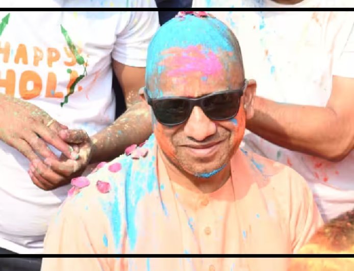 Gorakhpur: योगी ने गोरखनाथ मंदिर में होली की शुरुआत की, कहा- शांति और विश्वास से ही उत्सव का असली रंग।