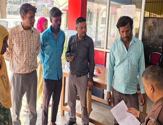 Bajpur: दबंग बदमाशों ने मां-बेटे पर तमंचा तानकर दी जान से मारने की खुली धमकी।