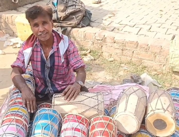 Sambhal: 20 साल से ढोलक की थाप से गूंजते मेले: अमरोहा के कारीगर इमरान अहमद की अनोखी मेहनत। 