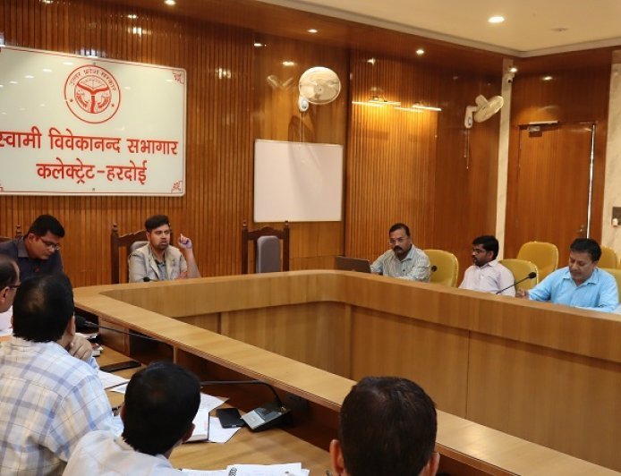 Hardoi: चकबंदी कार्यों में लापरवाही बर्दाश्त नहीं: डीएम अनुनय झा, 15 दिन में पुराने मुकदमों के निस्तारण के निर्देश। 