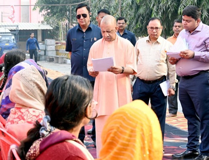 Gorakhpur: सीएम योगी ने होली के बाद जनता दर्शन में सुनीं 150 लोगों की समस्याएं, दिया त्वरित समाधान का भरोसा।