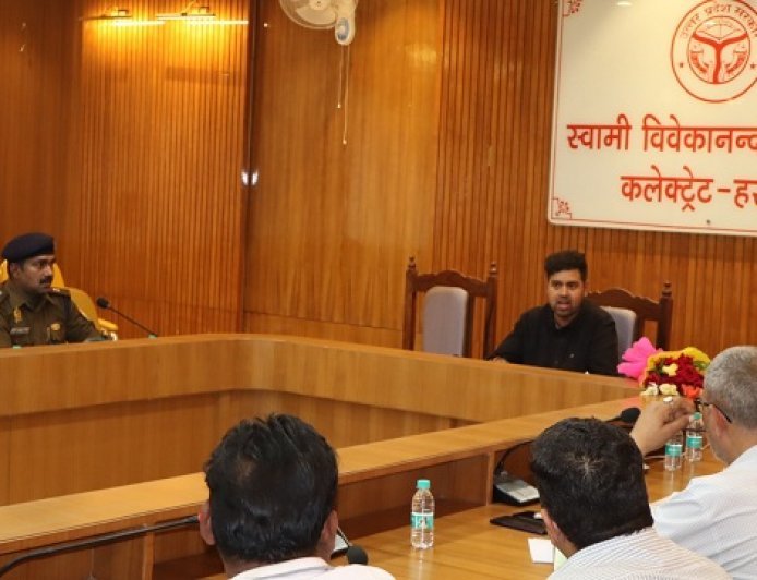 Hardoi: पुलिस भर्ती परीक्षा को लेकर प्रशासन अलर्ट, डीएम अनुनय झा ने अधिकारियों को दिए सख्त निर्देश।