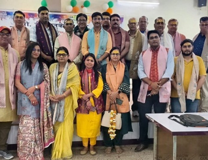 Agra: आगरा में वी.टी. एजुकेशन ट्रस्ट का होली मिलन समारोह आयोजित, समाजसेवी व शिक्षाविदों ने की सहभागिता।