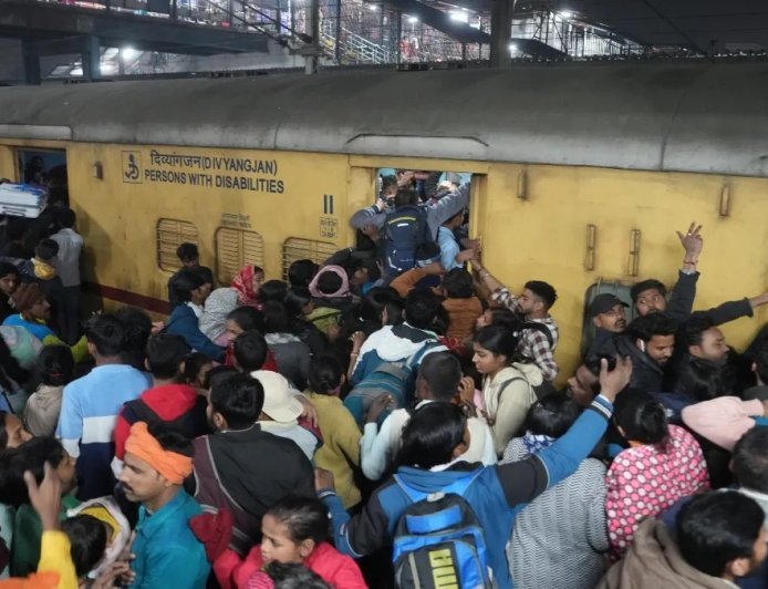 दिल्ली के शाहदरा रेलवे स्टेशन पर फोन छीनकर भाग रहे शख्स का पीछा करते समय 22 साल का युवक ट्रेन से कटा, हुई मौत। 