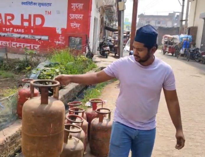 Sambhal : घरेलू गैस सिलेंडर रू.60 महंगा, आम लोगों का फूटा गुस्सा- कहा, 'महंगाई कम करे सरकार'