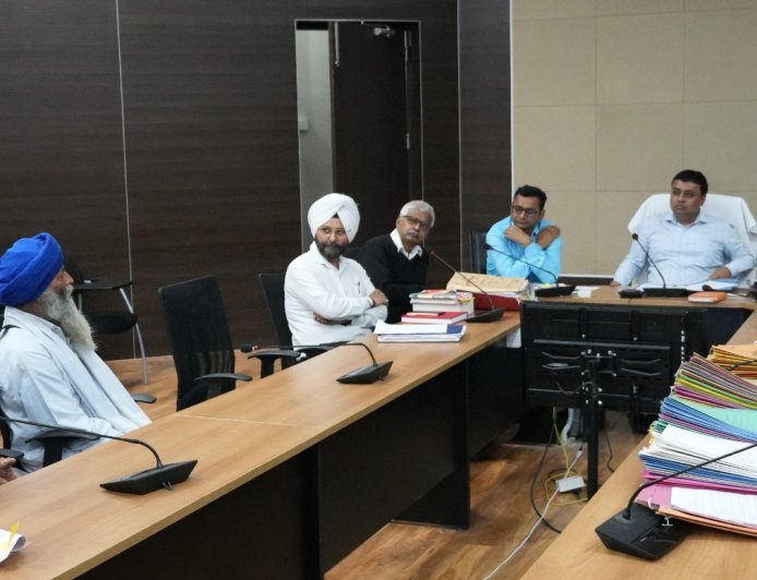 Kashipur : काशीपुर एस्कॉर्ट फार्म भूमि मामले में जिलाधिकारी ने याचिकाकर्ताओं को एक सप्ताह का अंतिम मौका दिया